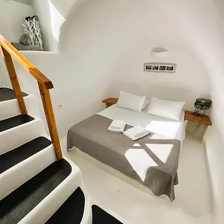 Lioyerma Cave Villa2 With Private Hot Tub Oia
